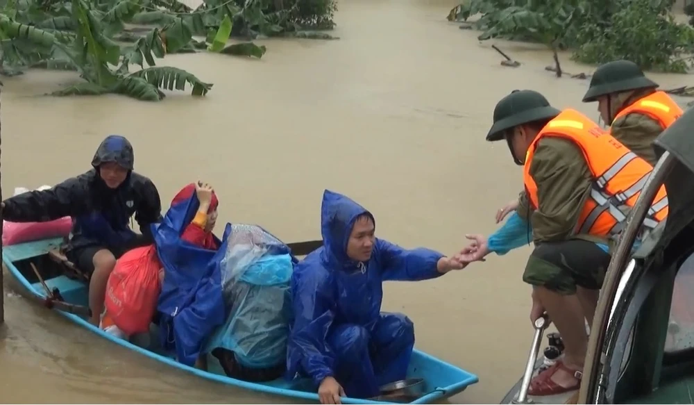 BĐBP tỉnh Hà Tĩnh kịp thời ứng cứu nhiều người dân vùng lũ đưa đến vị trí an toàn