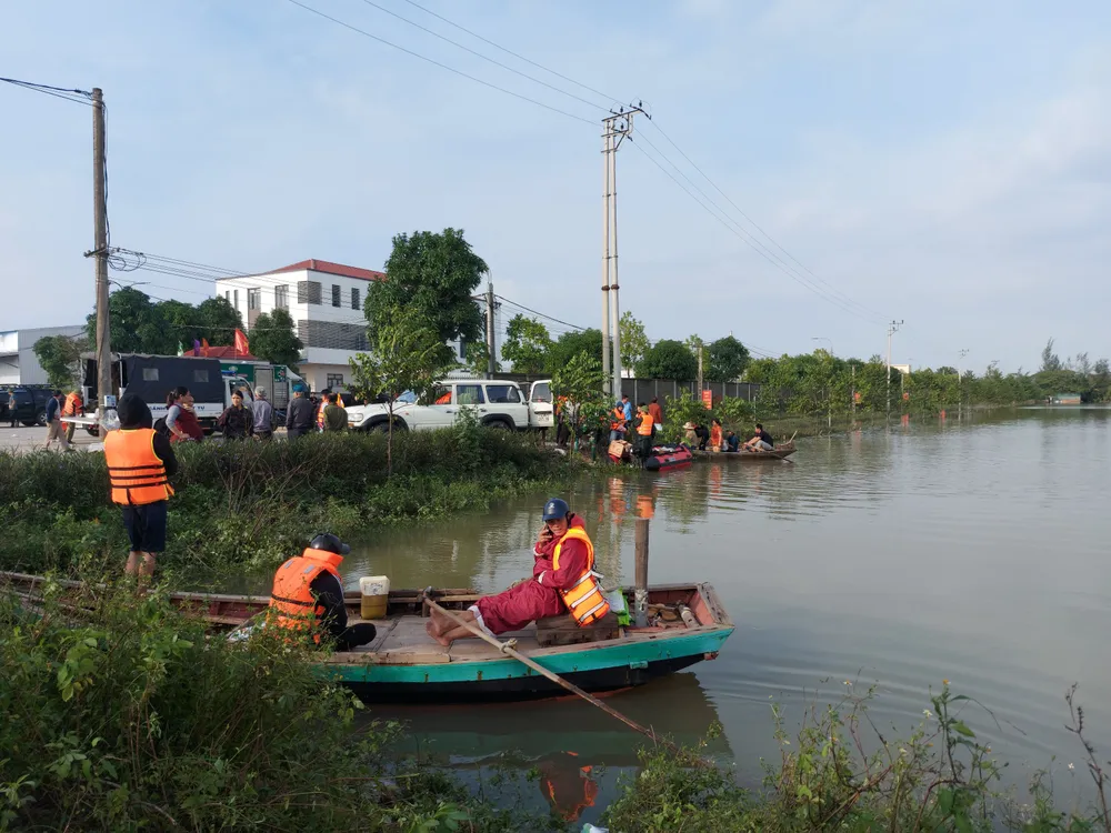 Tích cực dọn dẹp vệ sinh trường lớp sau khi lũ rút ảnh 8