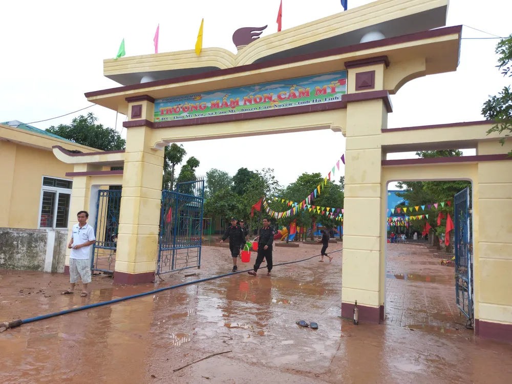 Tích cực dọn dẹp vệ sinh trường lớp sau khi lũ rút ảnh 1