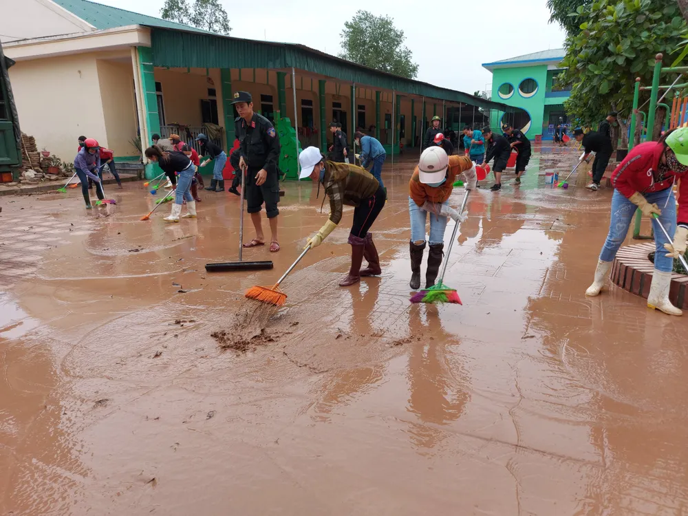 Tích cực dọn dẹp vệ sinh trường lớp sau khi lũ rút ảnh 5