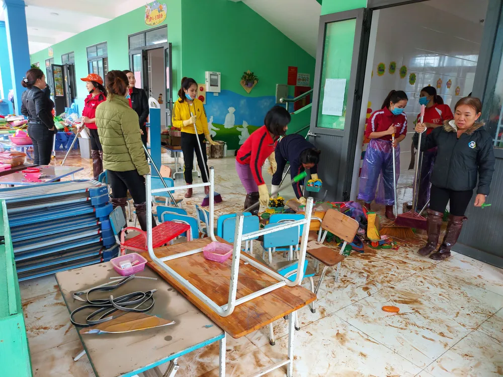 Tích cực dọn dẹp vệ sinh trường lớp sau khi lũ rút ảnh 3