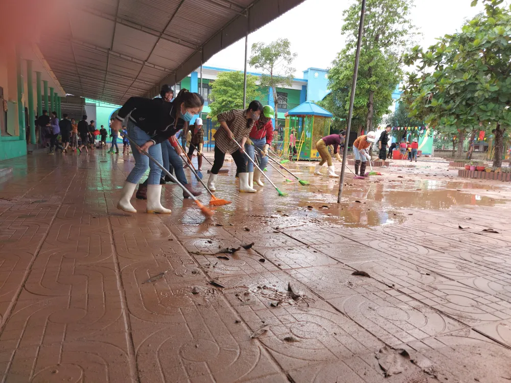 Tích cực dọn dẹp vệ sinh trường lớp sau khi lũ rút ảnh 4