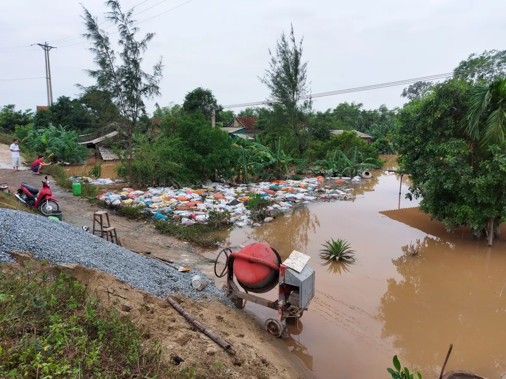 Nước mắt người dân vùng tâm lũ ở Hà Tĩnh ảnh 15