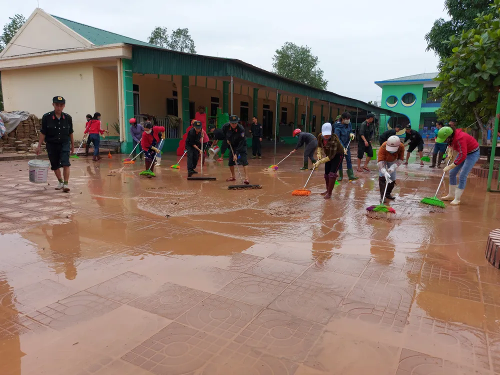 Nước mắt người dân vùng tâm lũ ở Hà Tĩnh ảnh 9