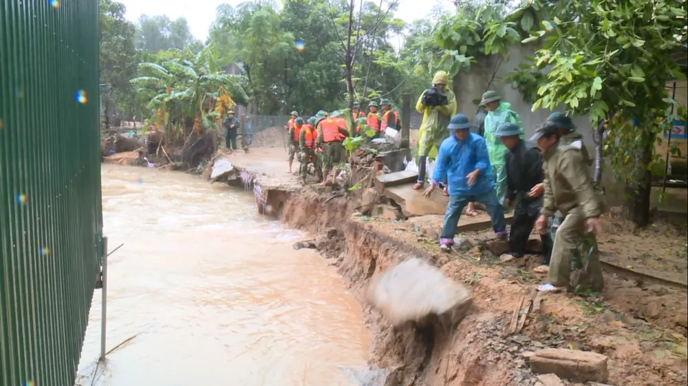 Huy động lực lượng kịp thời gia cố sạt lở bờ sông ở Hà Tĩnh ảnh 8