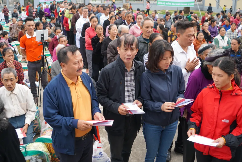 Trao quà hỗ trợ 410 hộ dân ở vùng lũ Hà Tĩnh ảnh 3