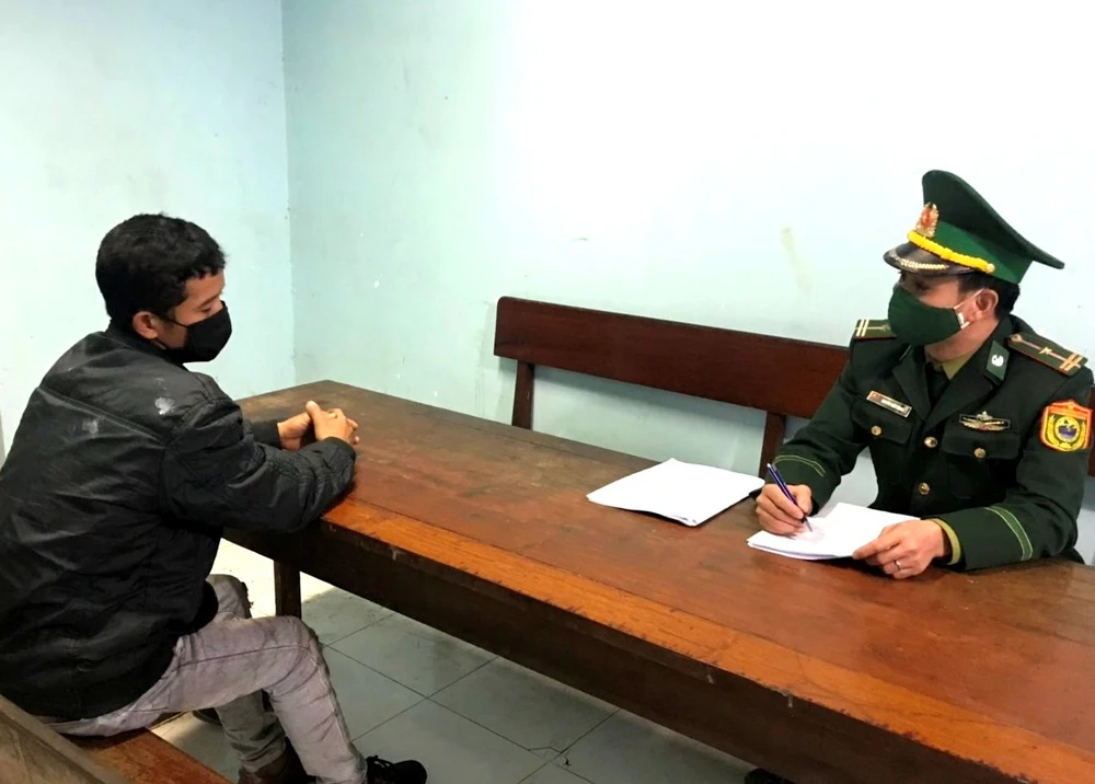 Phát hiện 2 đối tượng cắt rừng nhập cảnh trái phép về Việt Nam để trốn cách ly ảnh 2 Phát hiện 2 đối tượng cắt rừng nhập cảnh trái phép về Việt Nam để trốn cách ly ảnh 2