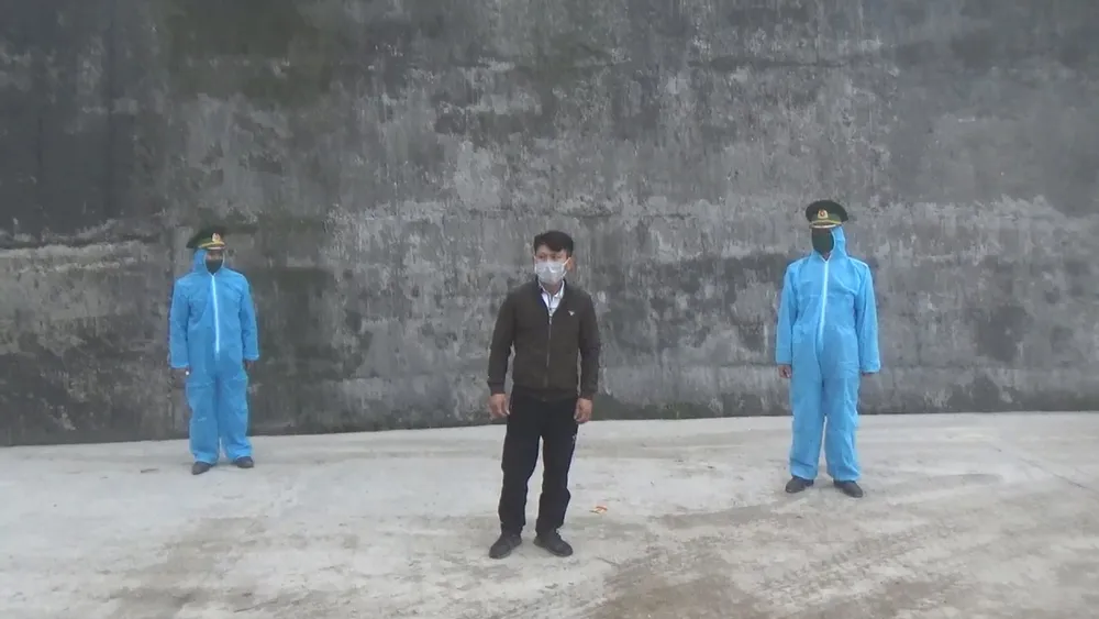 Phát hiện đối tượng trốn trên xe tải để nhập cảnh trái phép vào Việt Nam ảnh 1