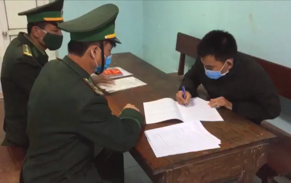 Phát hiện đối tượng trốn trên xe tải để nhập cảnh trái phép vào Việt Nam ảnh 4