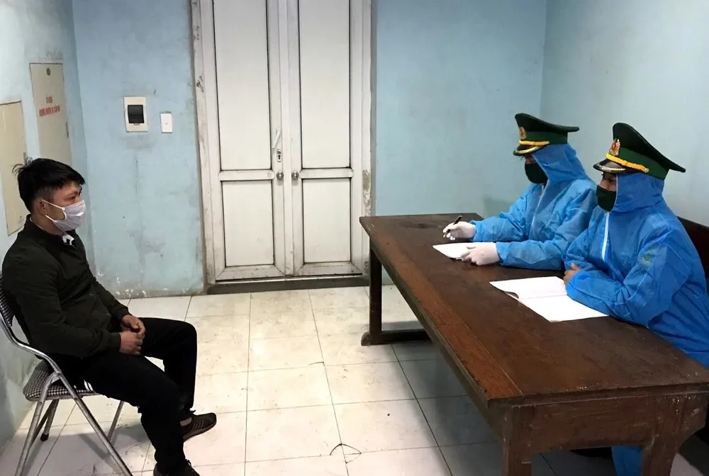 Phát hiện đối tượng trốn trên xe tải để nhập cảnh trái phép vào Việt Nam ảnh 3