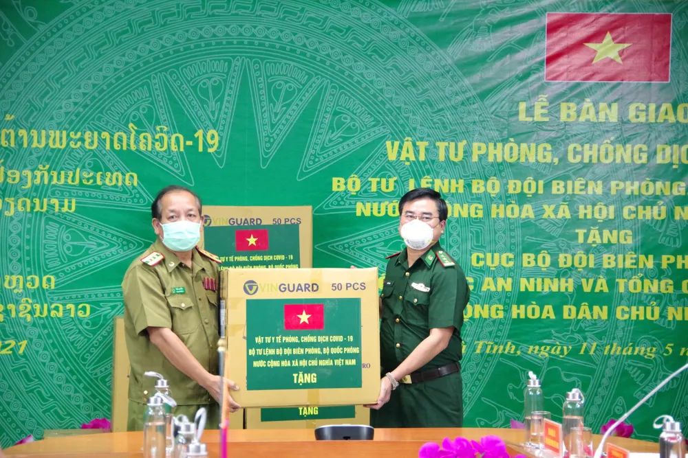 Hỗ trợ vật tư y tế, nhu yếu phẩm cho lực lượng quản lý, bảo vệ biên giới nước bạn Lào ảnh 2