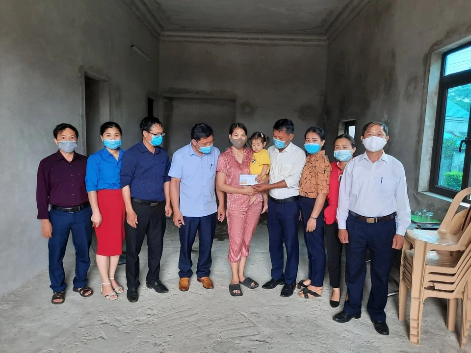 Trao 41,6 triệu đồng của bạn đọc Báo SGGP cho hai gia đình khó khăn tại Hà Tĩnh ảnh 1 Trao 41,6 triệu đồng của bạn đọc Báo SGGP cho hai gia đình khó khăn tại Hà Tĩnh ảnh 1