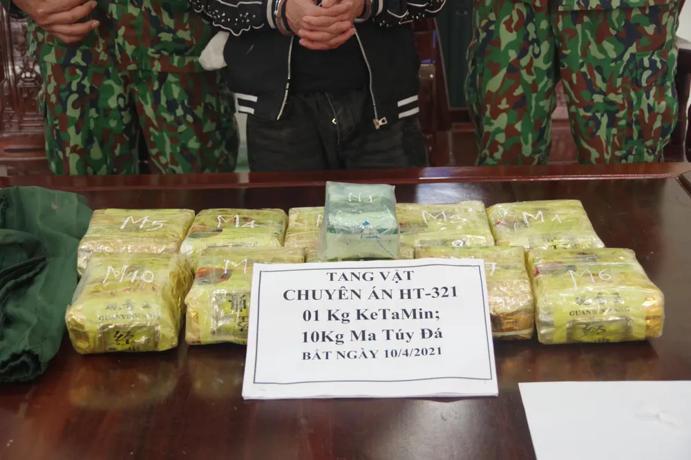Bắt giữ đối tượng vận chuyển 11kg ma túy ảnh 2 Bắt giữ đối tượng vận chuyển 11kg ma túy ảnh 2