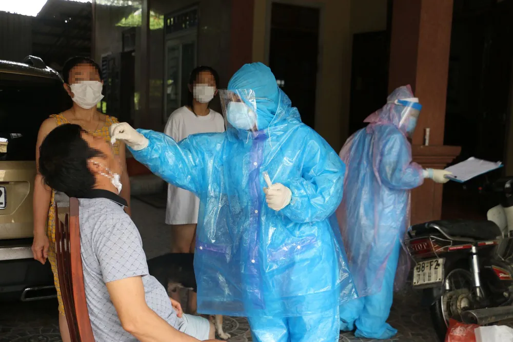 Hà Tĩnh thông báo khẩn tìm người đi trên chuyến bay và đến các địa điểm liên quan ca bệnh Covid-19 ảnh 2