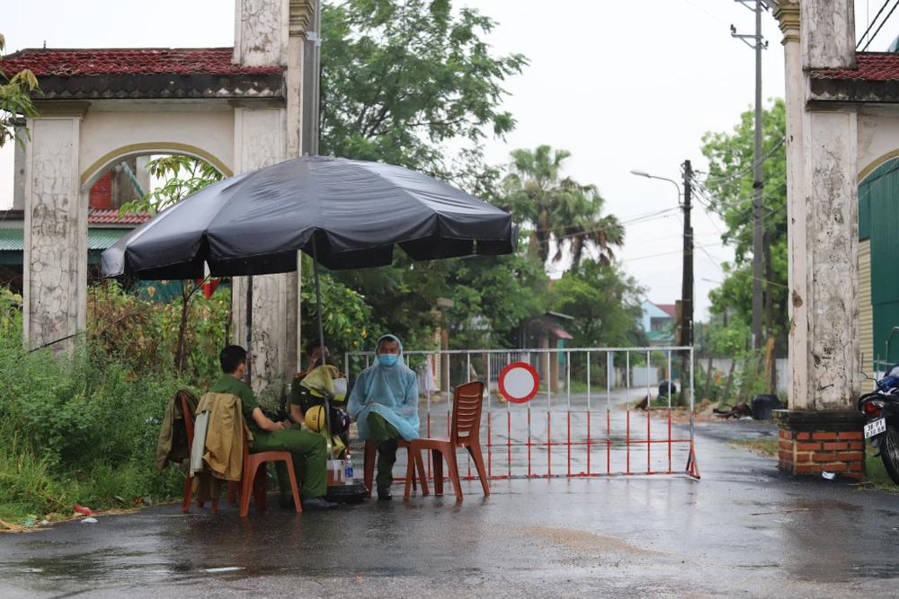 Lực lượng chức năng tiến hành phong tỏa khu vực liên quan