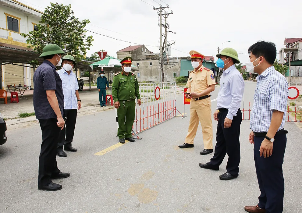 Lãnh đạo tỉnh Hà Tĩnh đến kiểm tra, động viên lực lượng chức năng đang làm nhiệm vụ tại chốt phong tỏa liên quan trên địa bàn