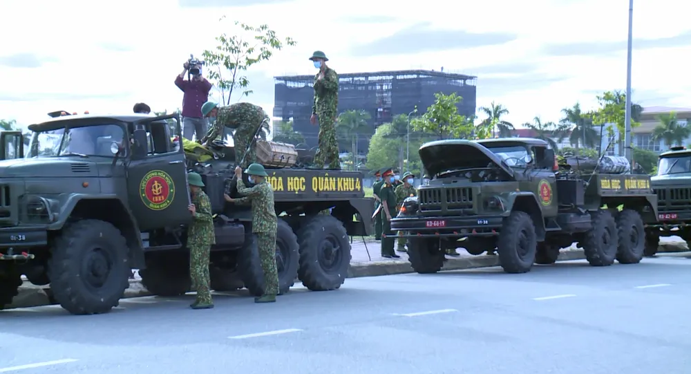 Quân khu 4 điều động lực lượng phun khử khuẩn các khu vực ở TP Hà Tĩnh ảnh 14