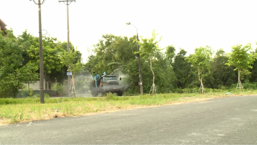 Quân khu 4 điều động lực lượng phun khử khuẩn các khu vực ở TP Hà Tĩnh ảnh 15