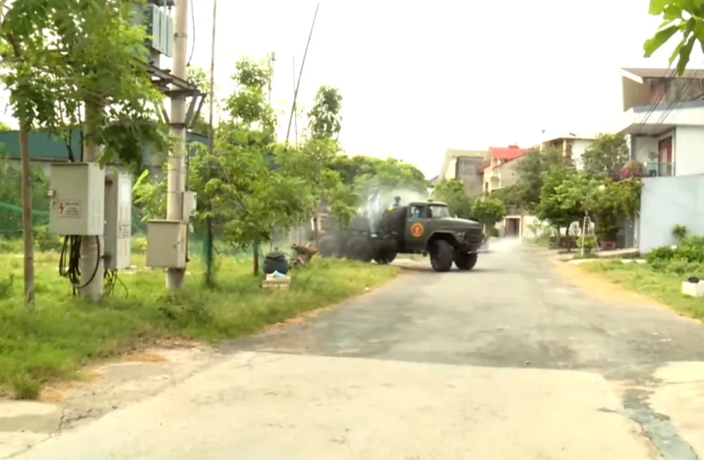 Quân khu 4 điều động lực lượng phun khử khuẩn các khu vực ở TP Hà Tĩnh ảnh 16