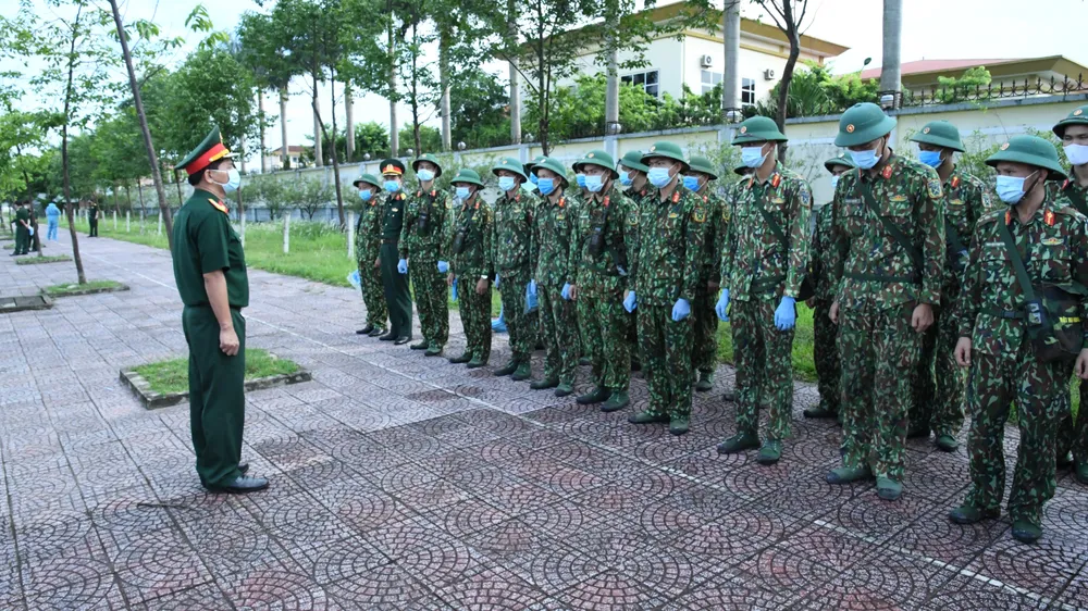 Quân khu 4 điều động lực lượng phun khử khuẩn các khu vực ở TP Hà Tĩnh ảnh 1