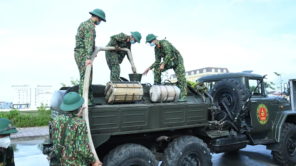 Quân khu 4 điều động lực lượng phun khử khuẩn các khu vực ở TP Hà Tĩnh ảnh 2