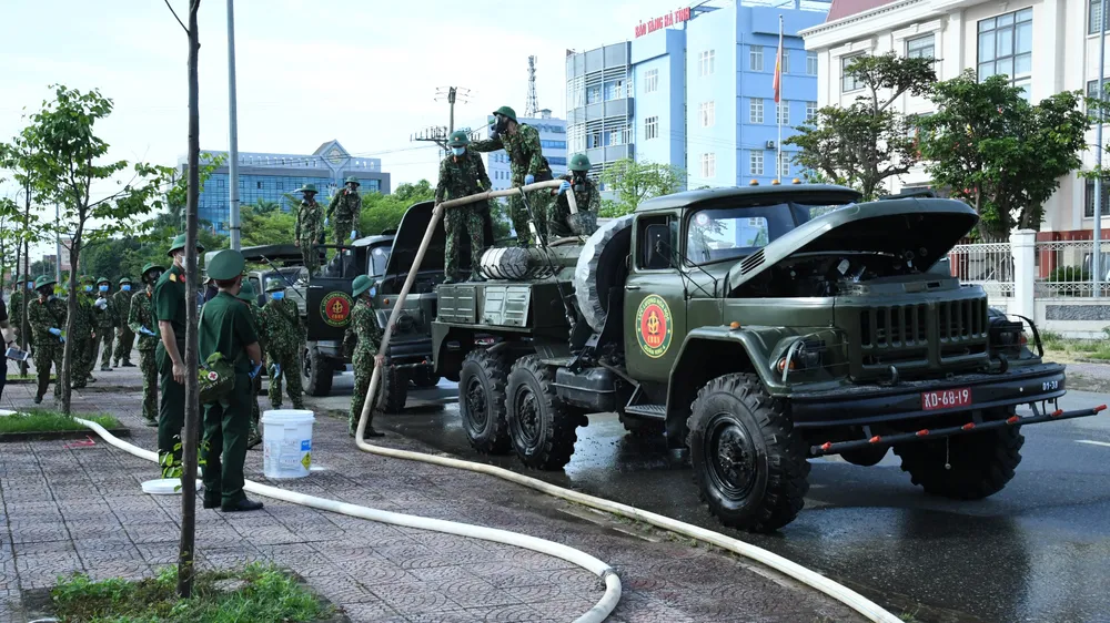 Quân khu 4 điều động lực lượng phun khử khuẩn các khu vực ở TP Hà Tĩnh ảnh 5