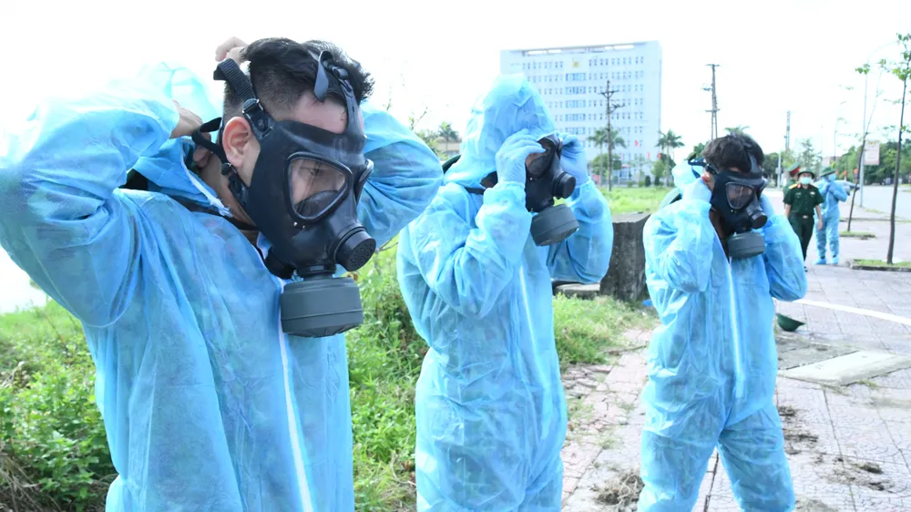 Quân khu 4 điều động lực lượng phun khử khuẩn các khu vực ở TP Hà Tĩnh ảnh 6