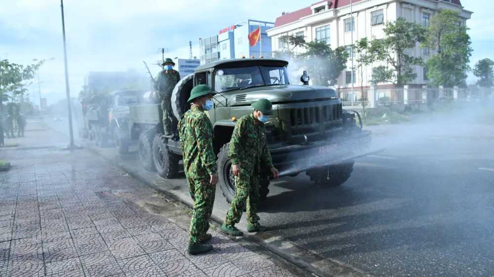 Quân khu 4 điều động lực lượng phun khử khuẩn các khu vực ở TP Hà Tĩnh ảnh 7
