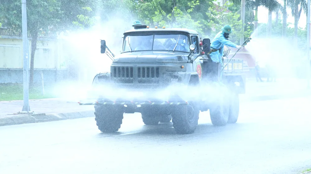 Quân khu 4 điều động lực lượng phun khử khuẩn các khu vực ở TP Hà Tĩnh ảnh 18