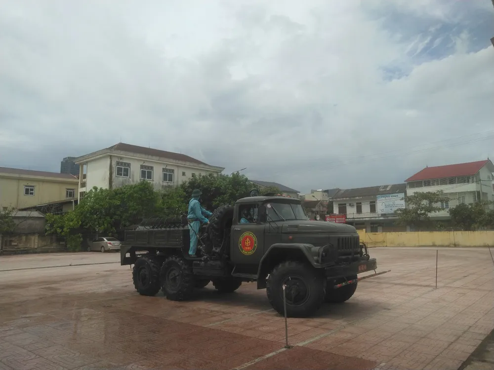 Quân khu 4 điều động lực lượng phun khử khuẩn các khu vực ở TP Hà Tĩnh ảnh 11