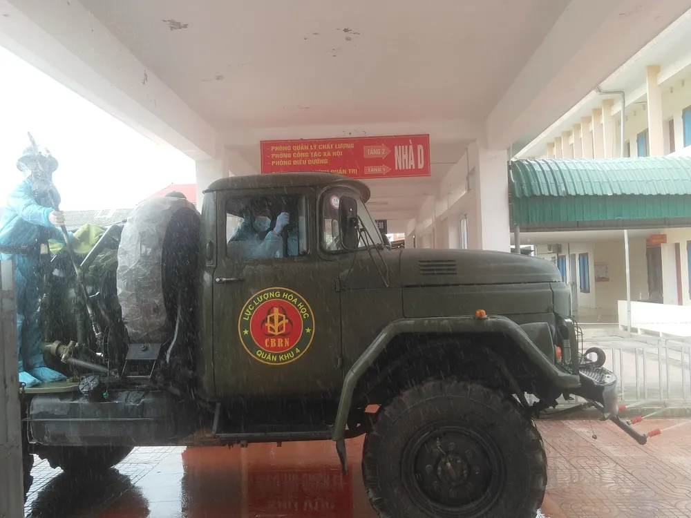 Quân khu 4 điều động lực lượng phun khử khuẩn các khu vực ở TP Hà Tĩnh ảnh 12