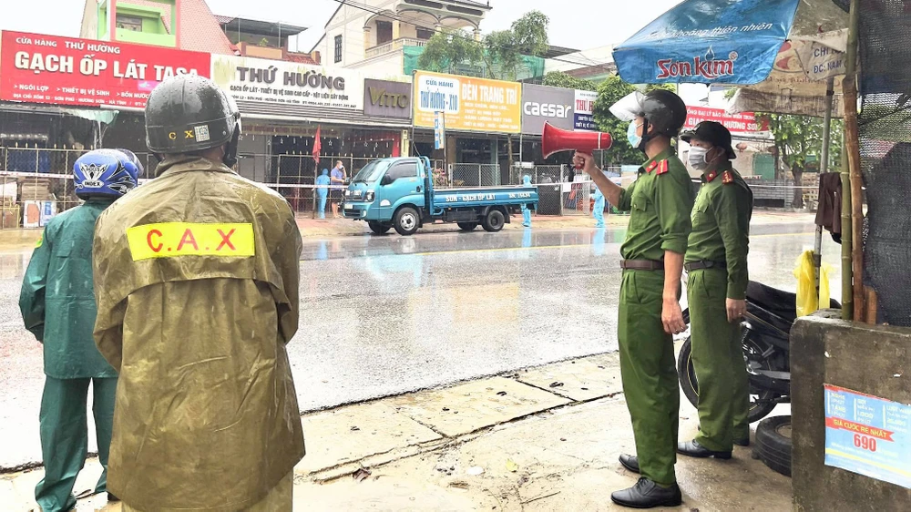 Lực lượng chức năng phun khử khuẩn, lập chốt tại khu vực sinh sống của bệnh nhân