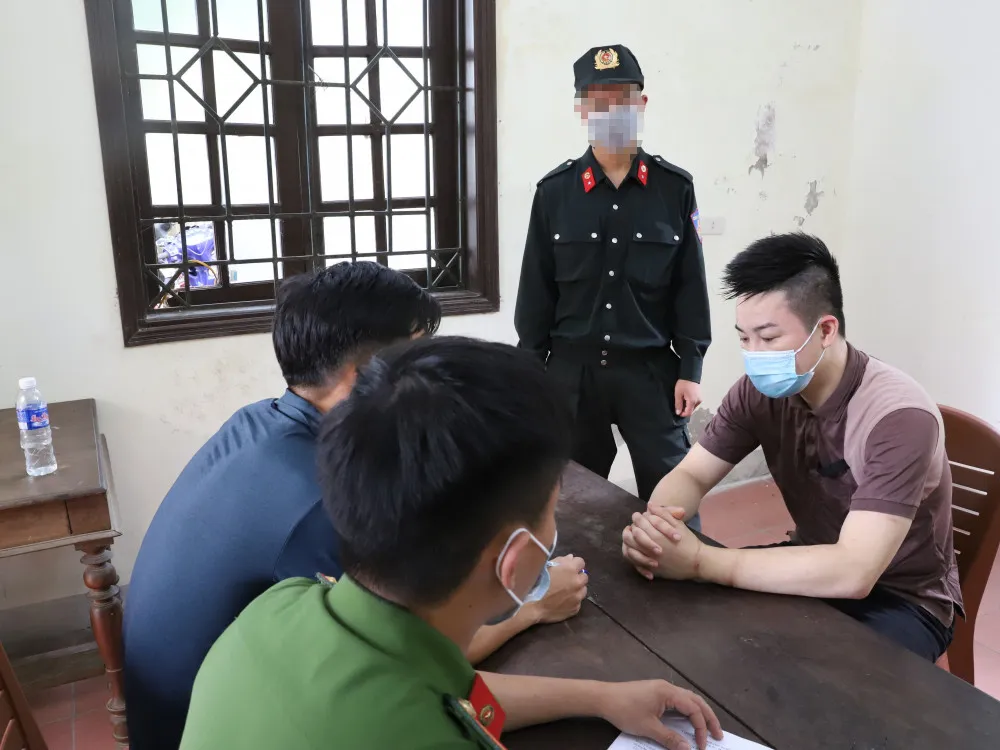Cơ quan chức năng làm việc với Nguyễn Trường Giang. Ảnh: Công an Hà Tĩnh cung cấp