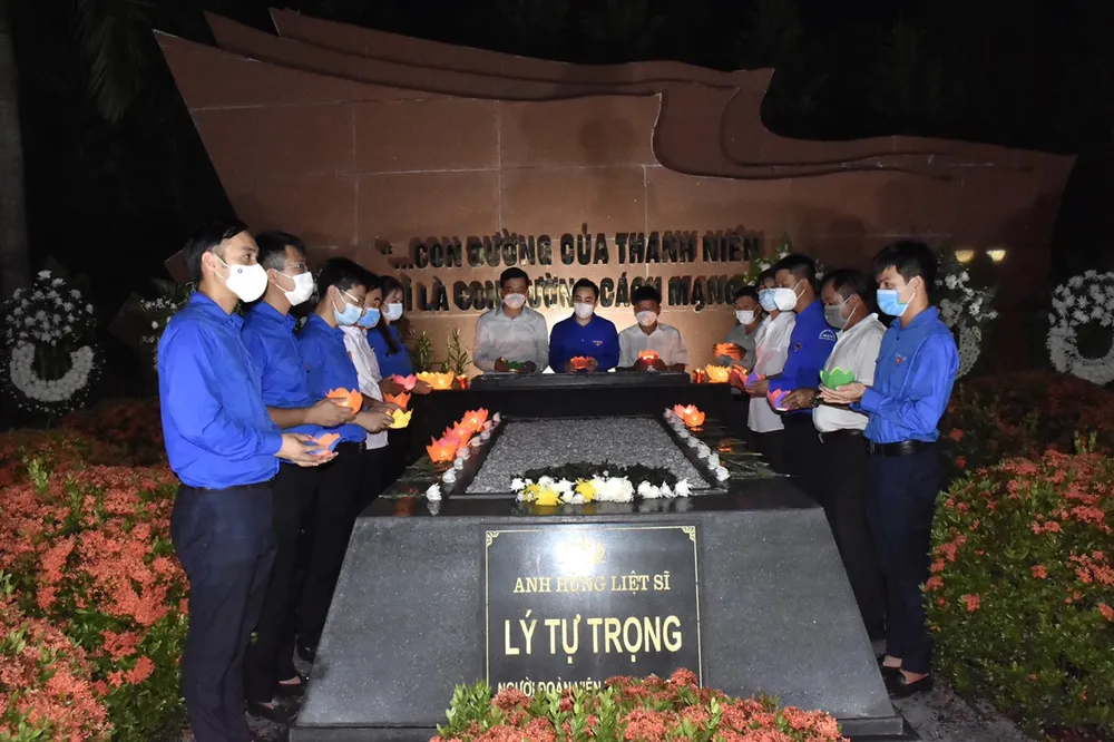Tuổi trẻ Hà Tĩnh thắp nến tri ân Anh hùng liệt sĩ Lý Tự Trọng ảnh 2 Tuổi trẻ Hà Tĩnh thắp nến tri ân Anh hùng liệt sĩ Lý Tự Trọng ảnh 2