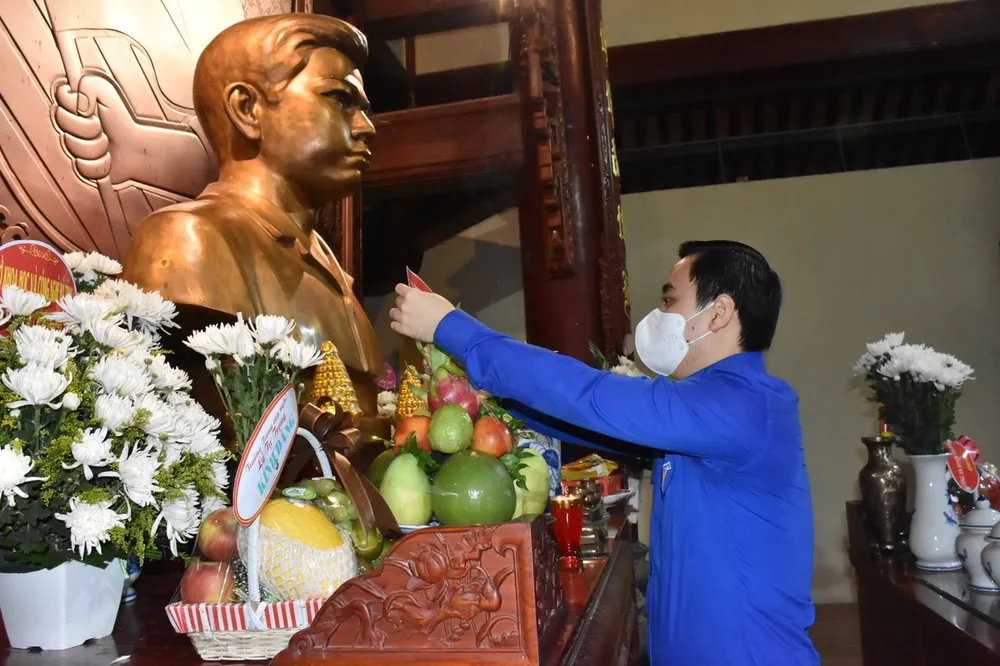 Tuổi trẻ Hà Tĩnh thắp nến tri ân Anh hùng liệt sĩ Lý Tự Trọng ảnh 3 Tuổi trẻ Hà Tĩnh thắp nến tri ân Anh hùng liệt sĩ Lý Tự Trọng ảnh 3