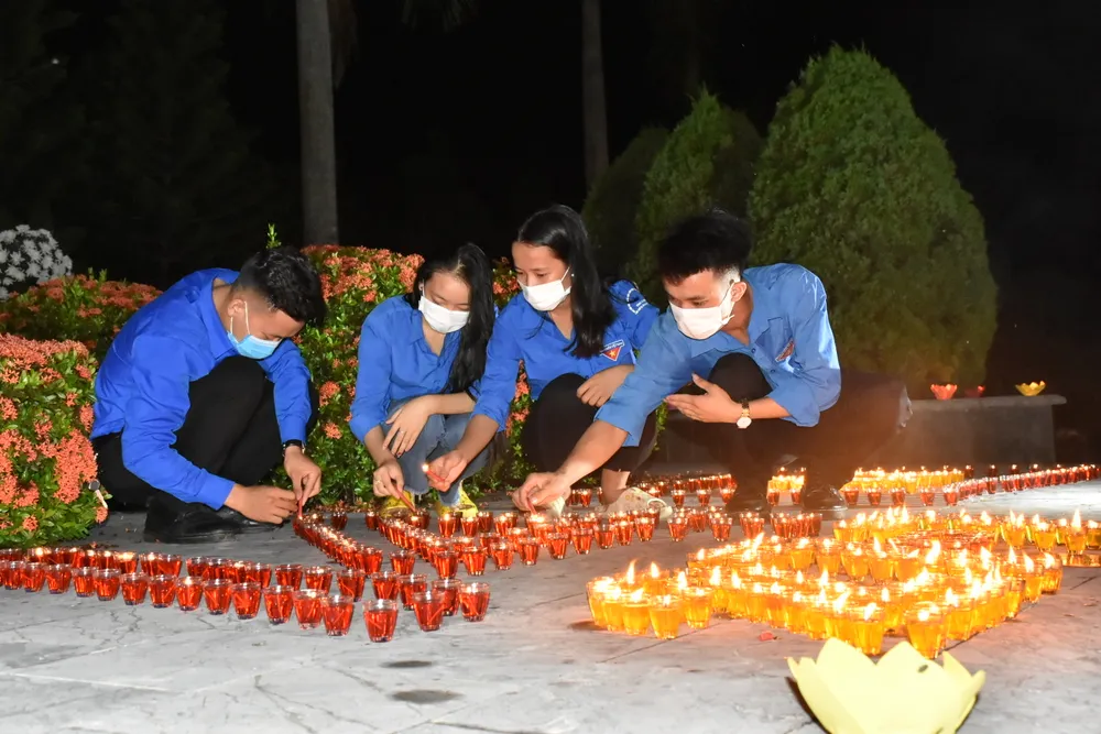 Tuổi trẻ Hà Tĩnh thắp nến tri ân Anh hùng liệt sĩ Lý Tự Trọng ảnh 9 Tuổi trẻ Hà Tĩnh thắp nến tri ân Anh hùng liệt sĩ Lý Tự Trọng ảnh 9