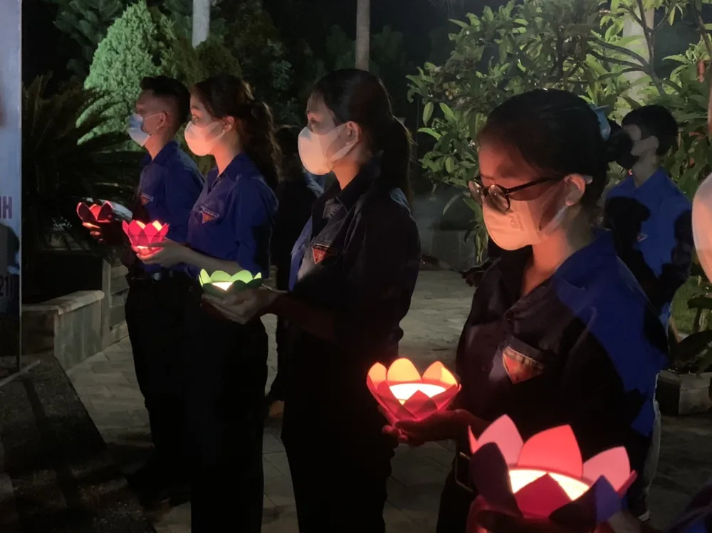 Tuổi trẻ Hà Tĩnh thắp nến tri ân Anh hùng liệt sĩ Lý Tự Trọng ảnh 7 Tuổi trẻ Hà Tĩnh thắp nến tri ân Anh hùng liệt sĩ Lý Tự Trọng ảnh 7