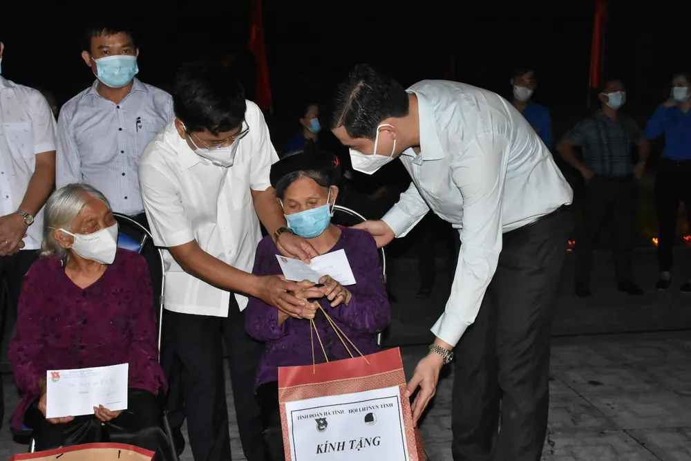 Tuổi trẻ Hà Tĩnh thắp nến tri ân Anh hùng liệt sĩ Lý Tự Trọng ảnh 11 Tuổi trẻ Hà Tĩnh thắp nến tri ân Anh hùng liệt sĩ Lý Tự Trọng ảnh 11