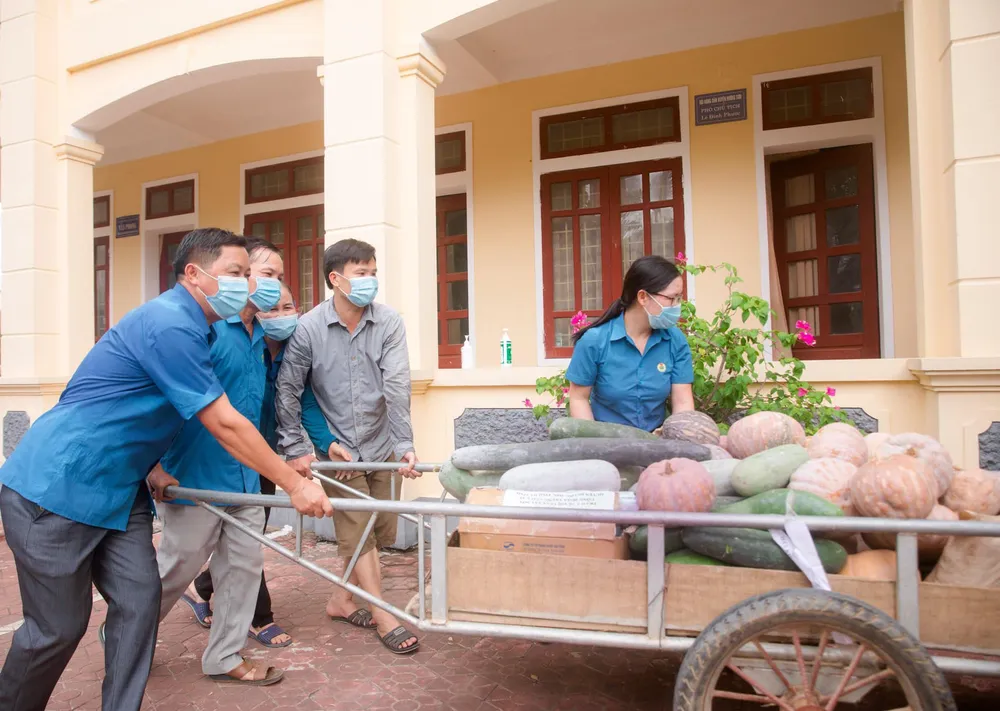 Người dân miền núi Hà Tĩnh tiếp tục quyên góp gần 120 tấn hàng hóa ủng hộ TPHCM và các tỉnh phía Nam ảnh 1