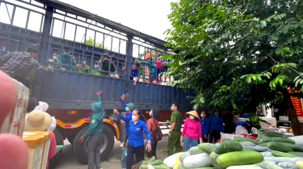 Người dân miền núi Hà Tĩnh tiếp tục quyên góp gần 120 tấn hàng hóa ủng hộ TPHCM và các tỉnh phía Nam ảnh 18