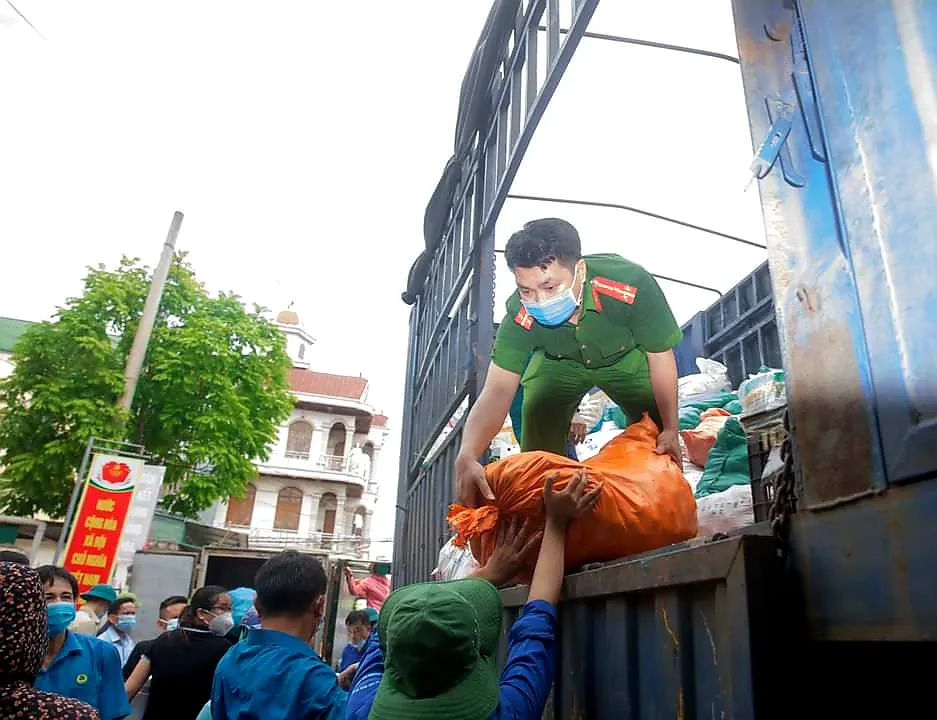 Người dân miền núi Hà Tĩnh tiếp tục quyên góp gần 120 tấn hàng hóa ủng hộ TPHCM và các tỉnh phía Nam ảnh 12