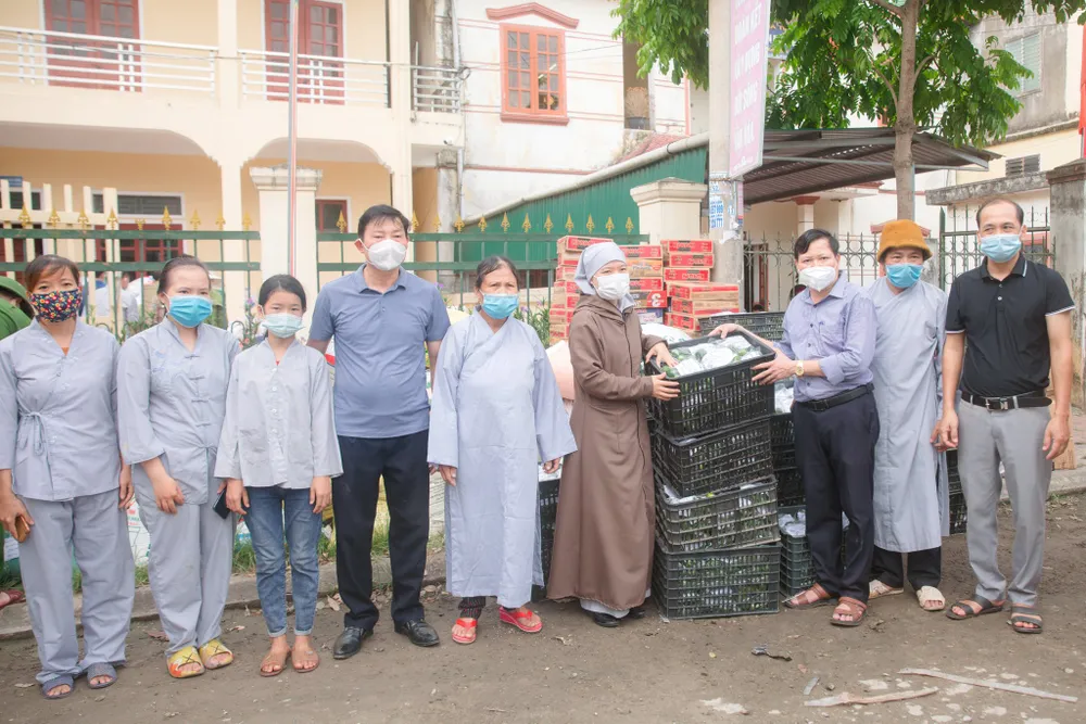 Người dân miền núi Hà Tĩnh tiếp tục quyên góp gần 120 tấn hàng hóa ủng hộ TPHCM và các tỉnh phía Nam ảnh 13