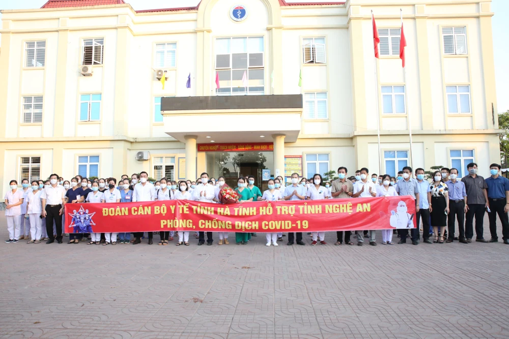 Các cán bộ, nhân viên, sinh viên ngành y tế Hà Tĩnh lên đường ra tỉnh Nghệ An hỗ trợ phòng, chống dịch Covid-19