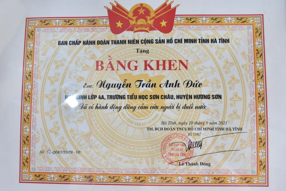 Hà Tĩnh: Tặng bằng khen học sinh lớp 4 dũng cảm cứu người bị đuối nước ảnh 1 Hà Tĩnh: Tặng bằng khen học sinh lớp 4 dũng cảm cứu người bị đuối nước ảnh 1