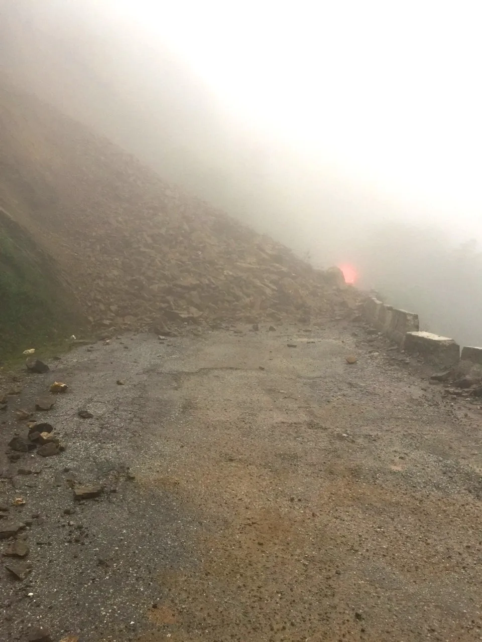 Đường lên cửa khẩu Cầu Treo sạt lở nghiêm trọng ảnh 2