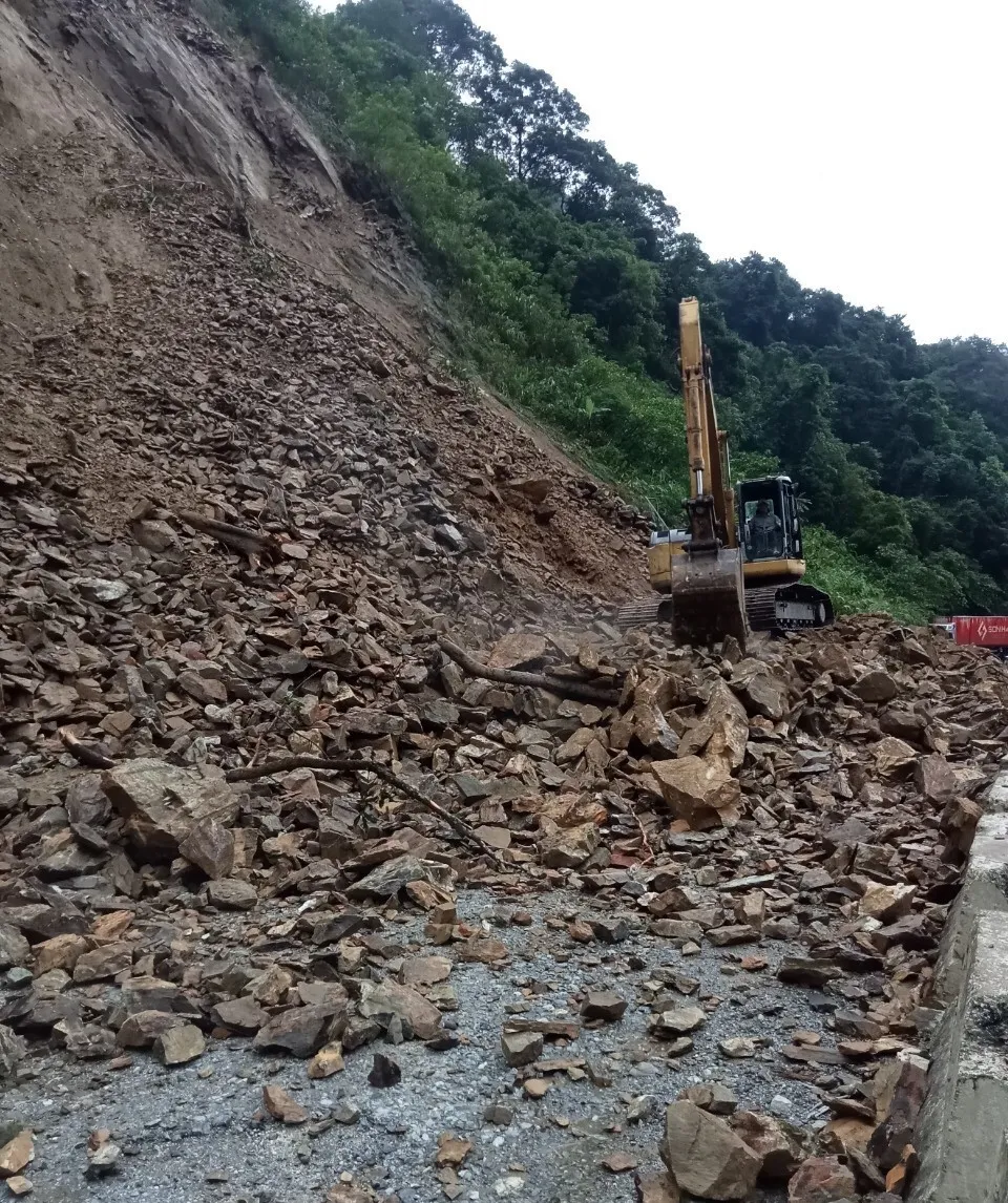 Thông tuyến Quốc lộ 8A lên cửa khẩu quốc tế Cầu Treo ảnh 2 Thông tuyến Quốc lộ 8A lên cửa khẩu quốc tế Cầu Treo ảnh 2