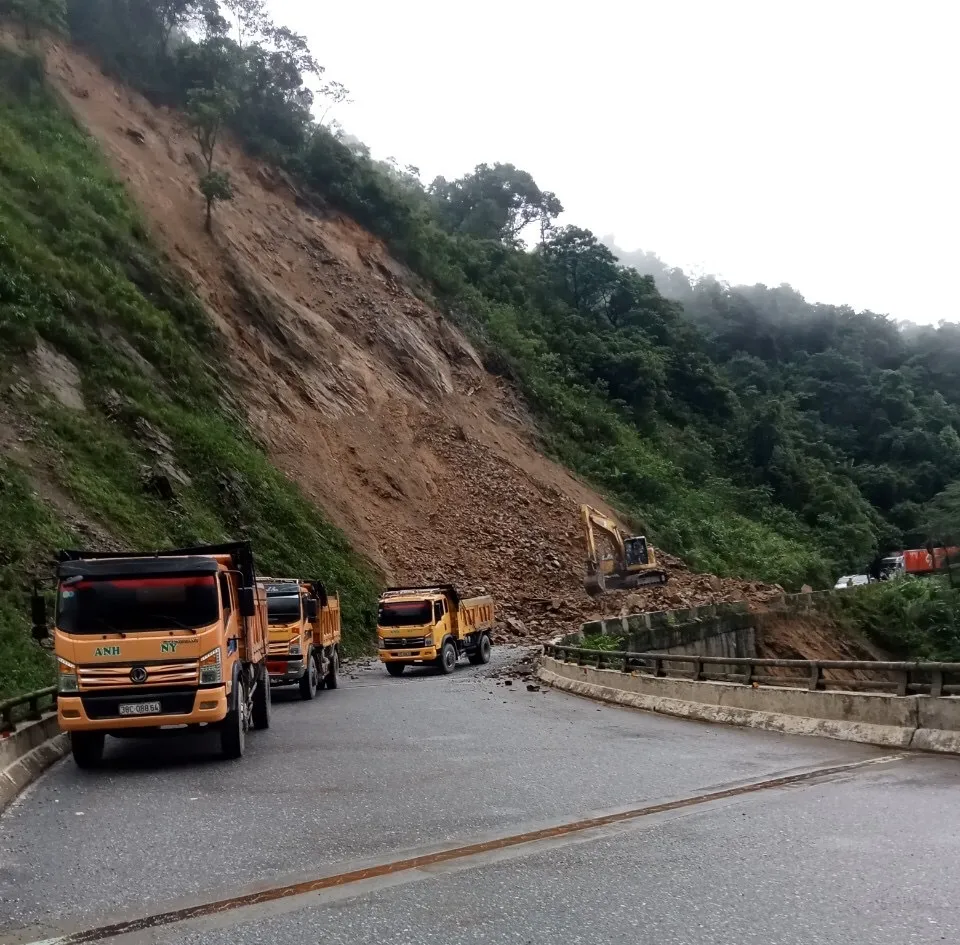 Thông tuyến Quốc lộ 8A lên cửa khẩu quốc tế Cầu Treo ảnh 3 Thông tuyến Quốc lộ 8A lên cửa khẩu quốc tế Cầu Treo ảnh 3