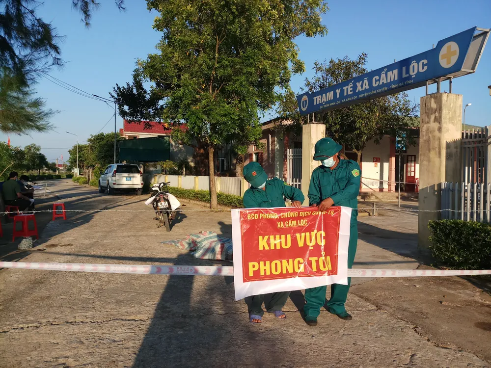 Lực lượng chức năng lập chốt tại thôn Minh Lộc (xã Cẩm Lộc, huyện Cẩm Xuyên, Hà Tĩnh)