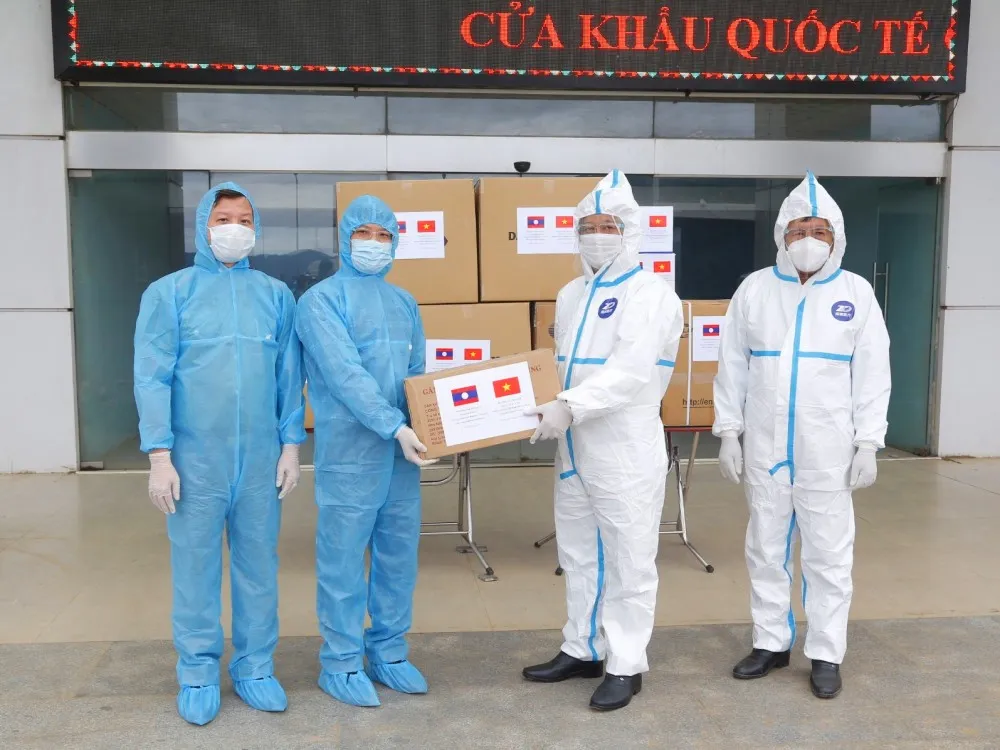 Trao tặng các trang thiết bị y tế phòng chống dịch Covid-19