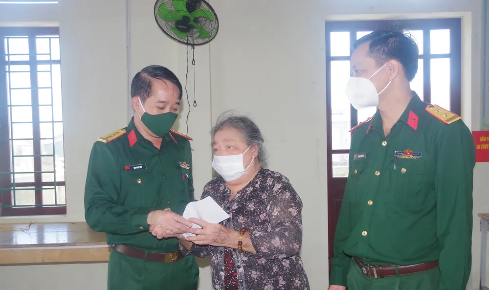 Hà Tĩnh: Thăm, tặng quà các gia đình từng trực tiếp tham gia mở đường Hồ Chí Minh trên biển ảnh 4